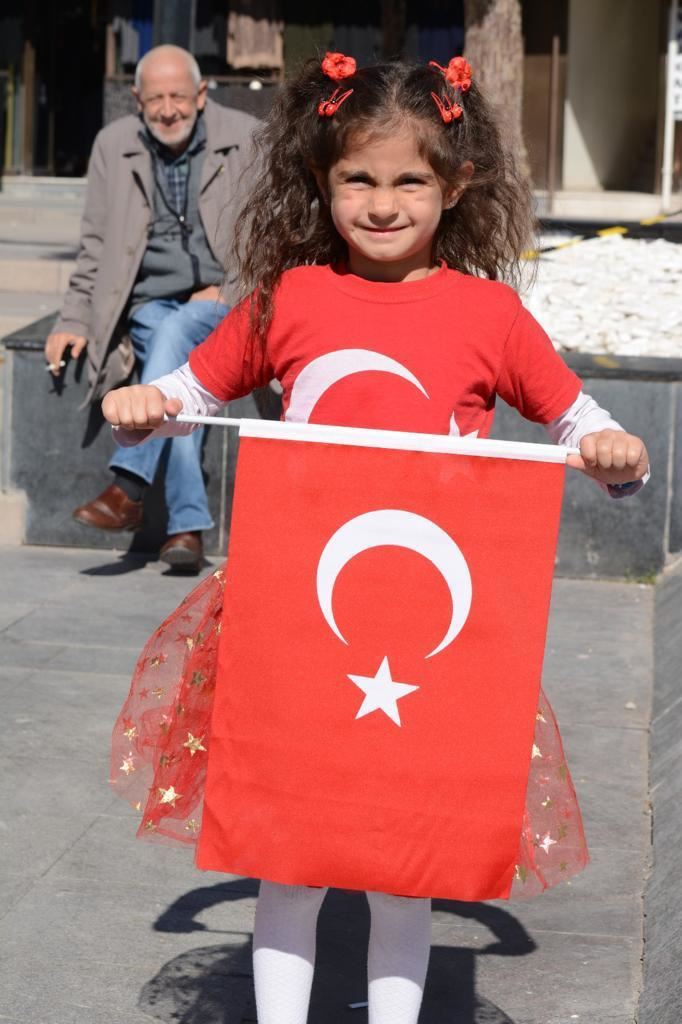 99 YILLIK ÇINARIN YENİ FİLİZLERİ CUMHURİYETİ KUTLADI