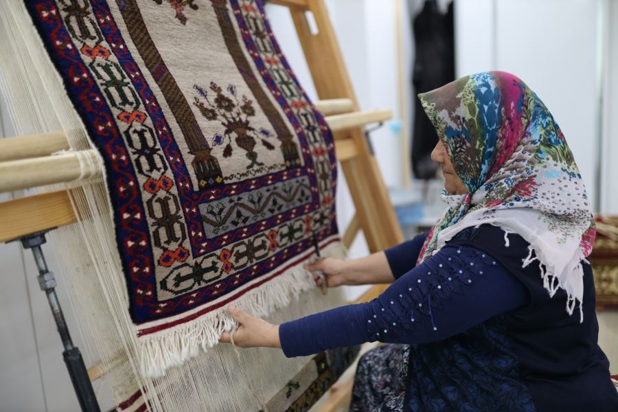 TARİHİ TAŞPINAR HALISI GELECEK NESİLLERE TAŞINIYOR