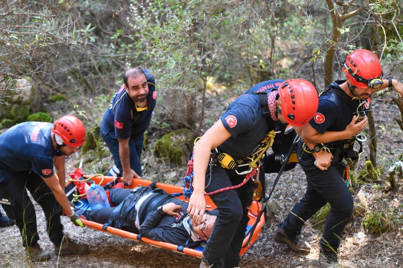 Terapi Ormanı’nda kurtarma operasyonu! Dağlık arazide yürüyüş yapınca…