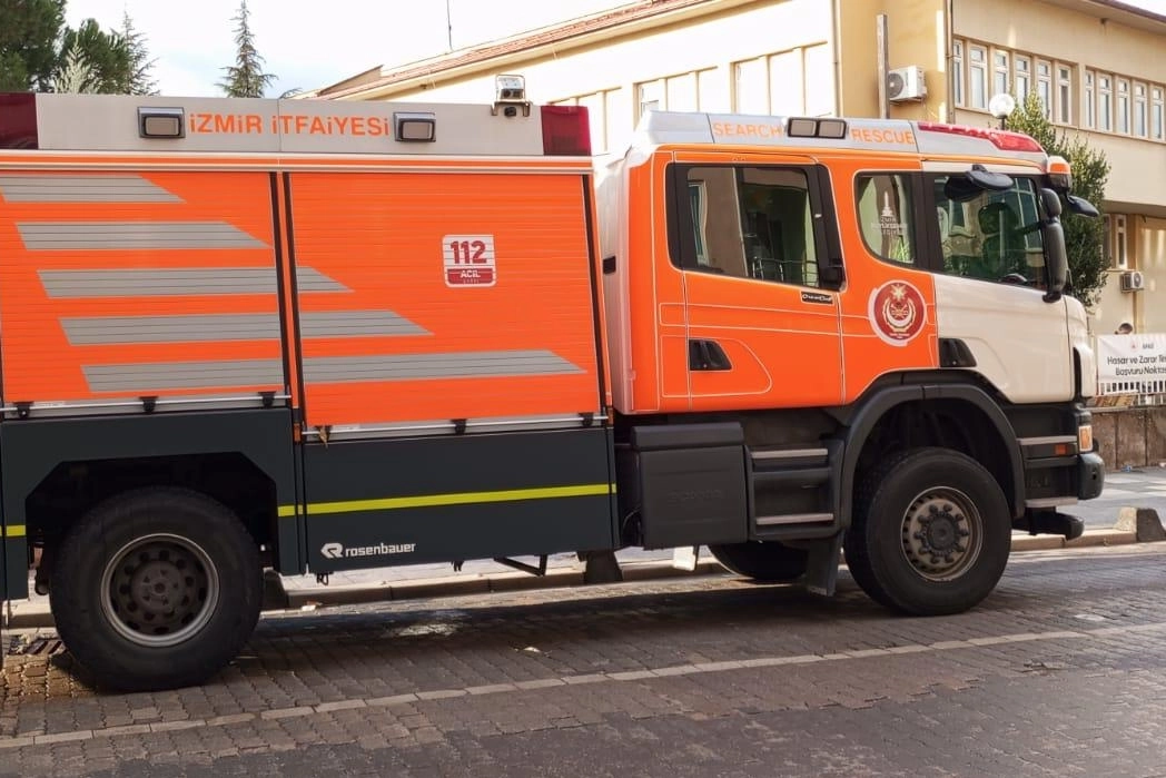 İzmir İtfaiyesi deprem sonrası destek için Sındırgı’da
