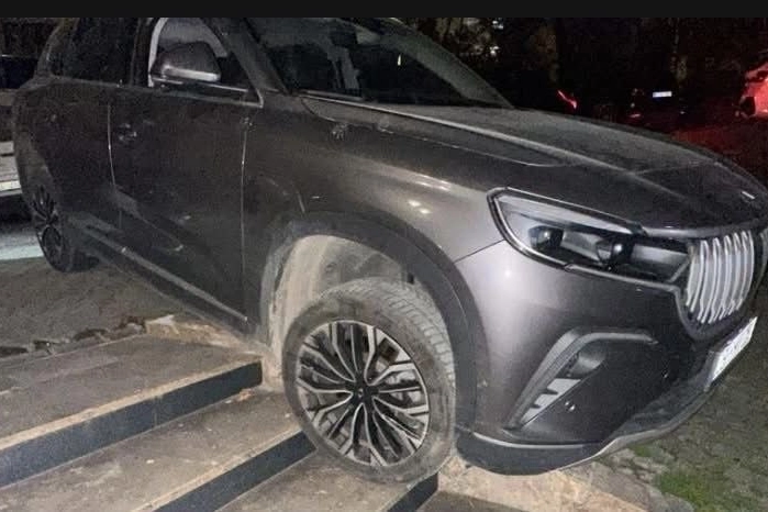 Son anda frenle kurtuldu! Merdivenleri fark etmeyen sürücü ölümden döndü