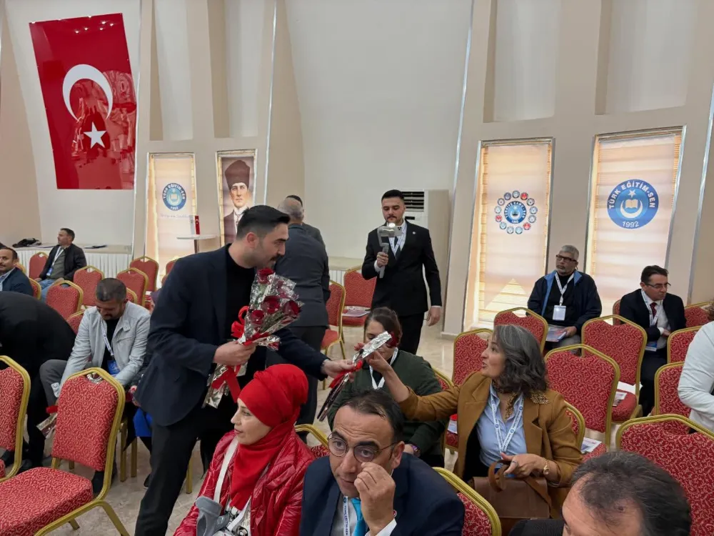 Ülkü Ocakları’ndan Öğretmenler Günü’ne Zarif Dokunuş: Gül Takdimi Büyük İlgi Gördü