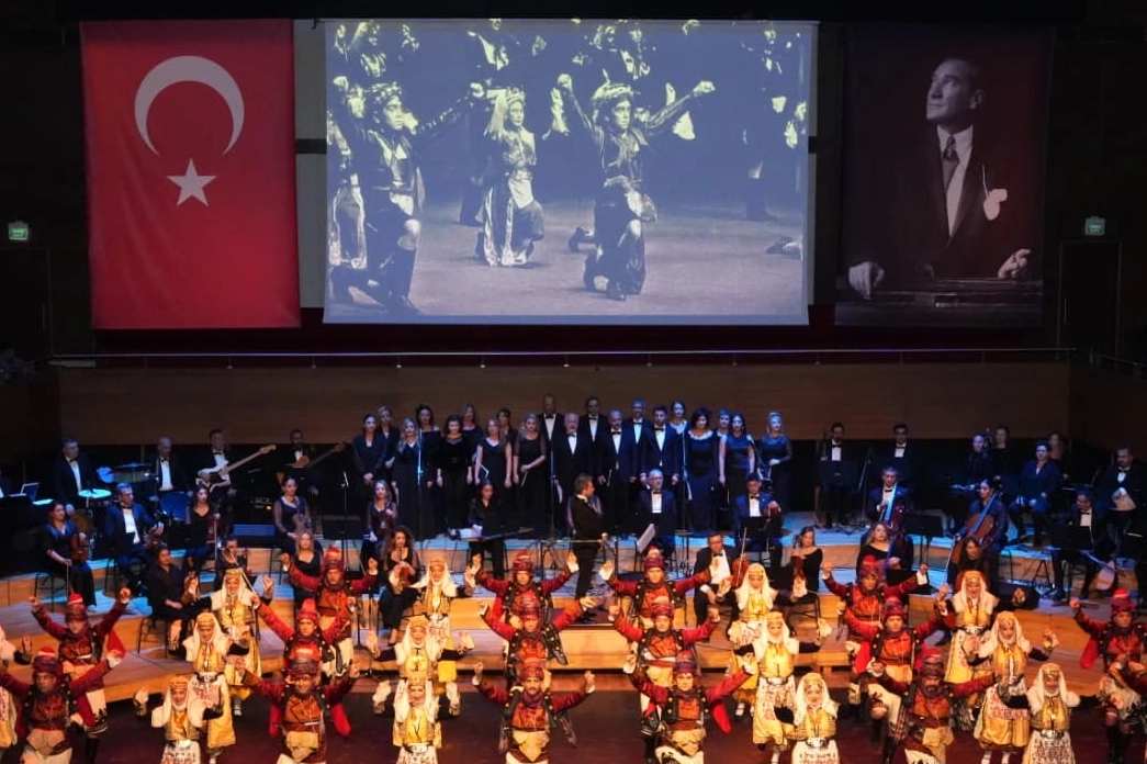 İzmir’de Maarif Halk Dansları ve orkestrasından özel program