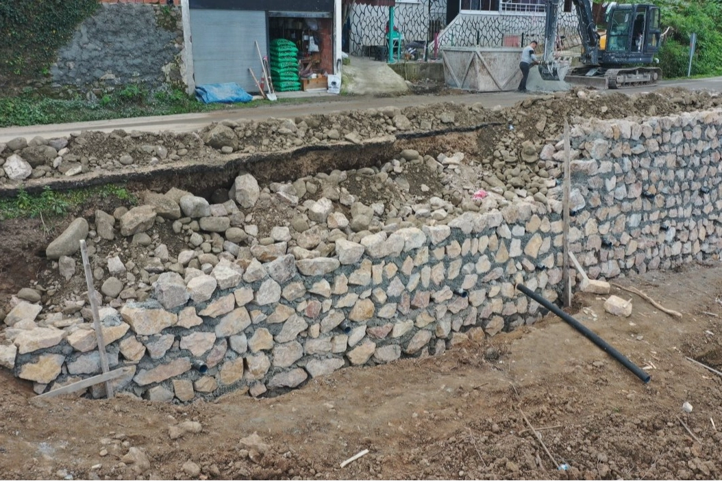 Ordu Büyükşehir’den Yukarıtepe’de taş duvar çalışması