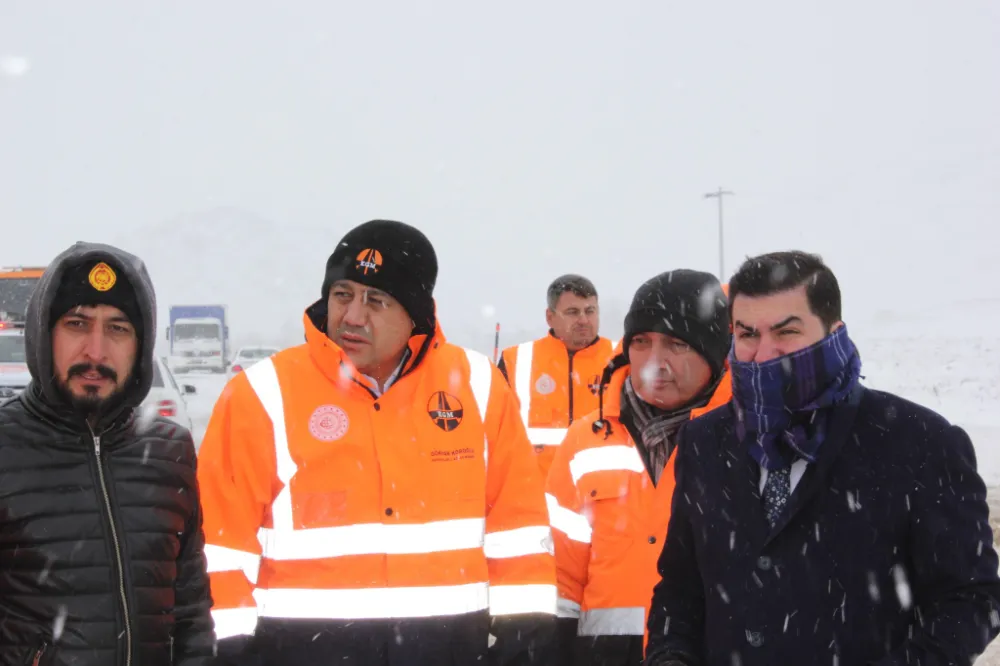 Ortaköy Kaymakamı Ahmet Karatepe, Yol Açma ve Araç Kurtarma Çalışmalarını Yerinde İnceledi