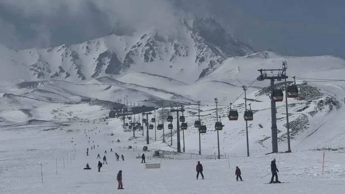 Erciyes’e kar yağdı, sezon uzadı!
