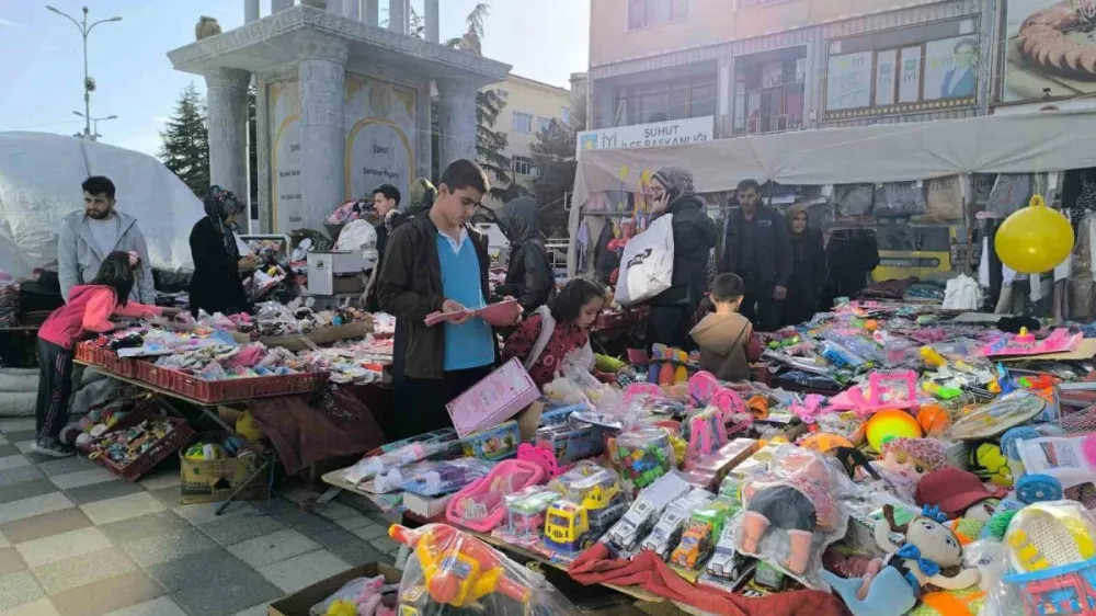 Semt pazarlarında satılan bayramlık giysilere yoğun ilgi