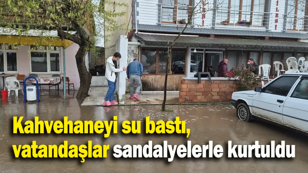 Kahvehaneyi su bastı, vatandaşlar sandalyelerle kurtuldu
