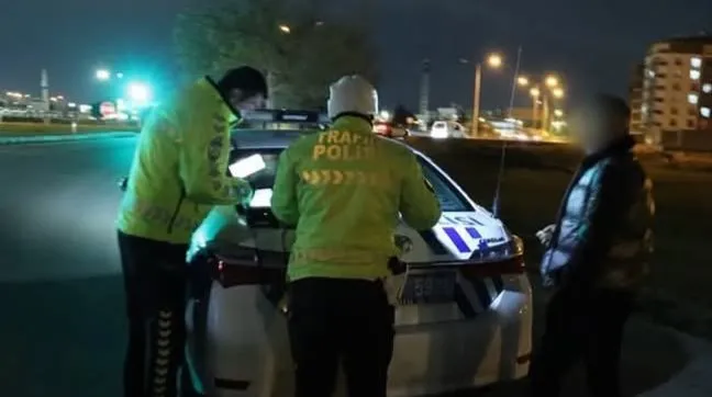 Aksaray’da Hem Alkollü Hem Ehliyetsiz Araç Kullandı: Ceza Yağdı!