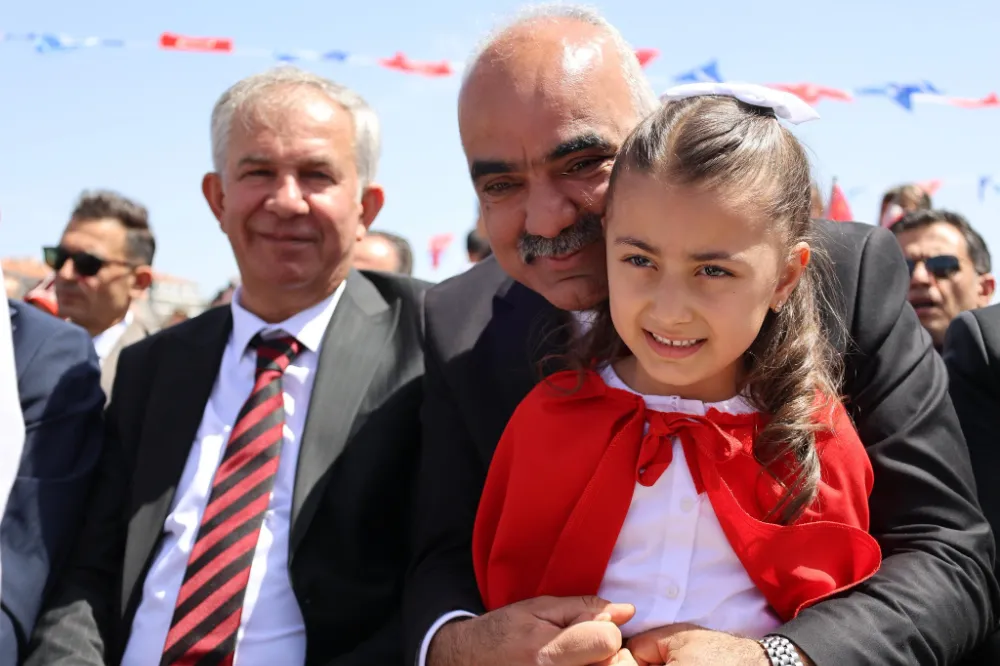 Karataş: “23 Nisan, Geleceğimizi Emanet Ettiğimiz Çocuklarımızın Bayramıdır”
