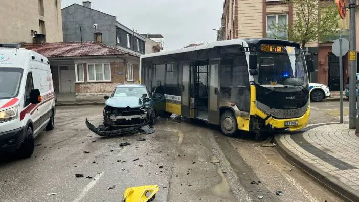 Bursa’da otomobil halk otobüsüne çarptı: 3 yaralı