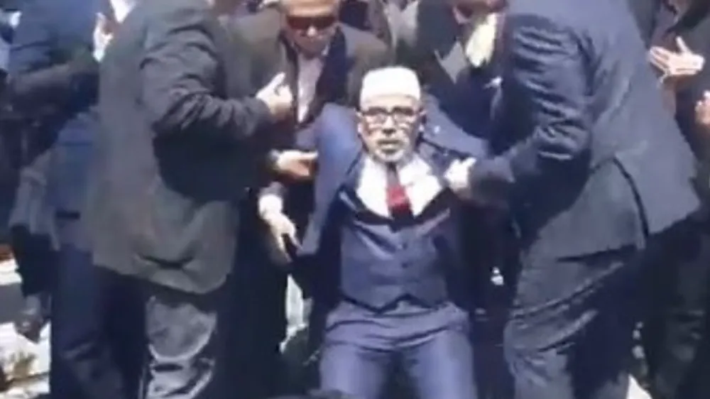 Başbuğ Türkeş’i anma programında dua eden imam fenalaşıp bayıldı