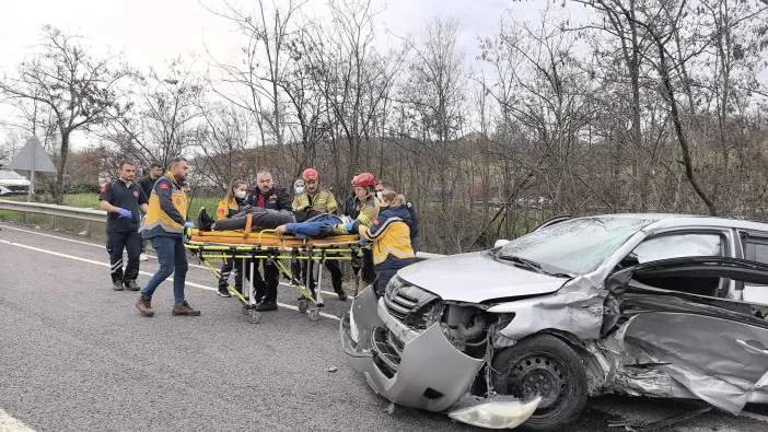 Araçlar birbirine girdi, 3 yaralı
