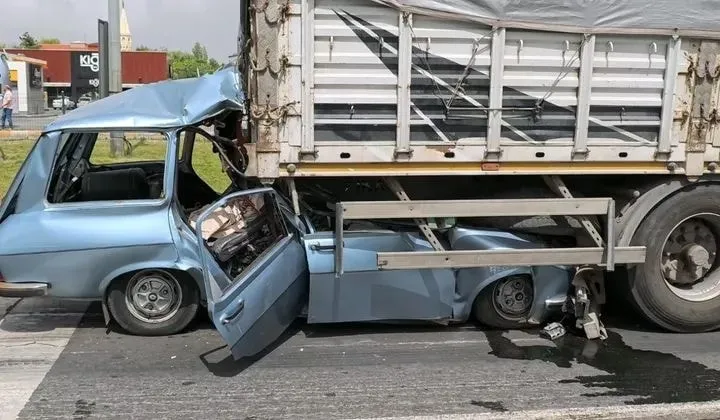Aksaray’da Feci Kaza: Otomobil Tırın Altına Girdi, Sürücü Ağır Yaralı