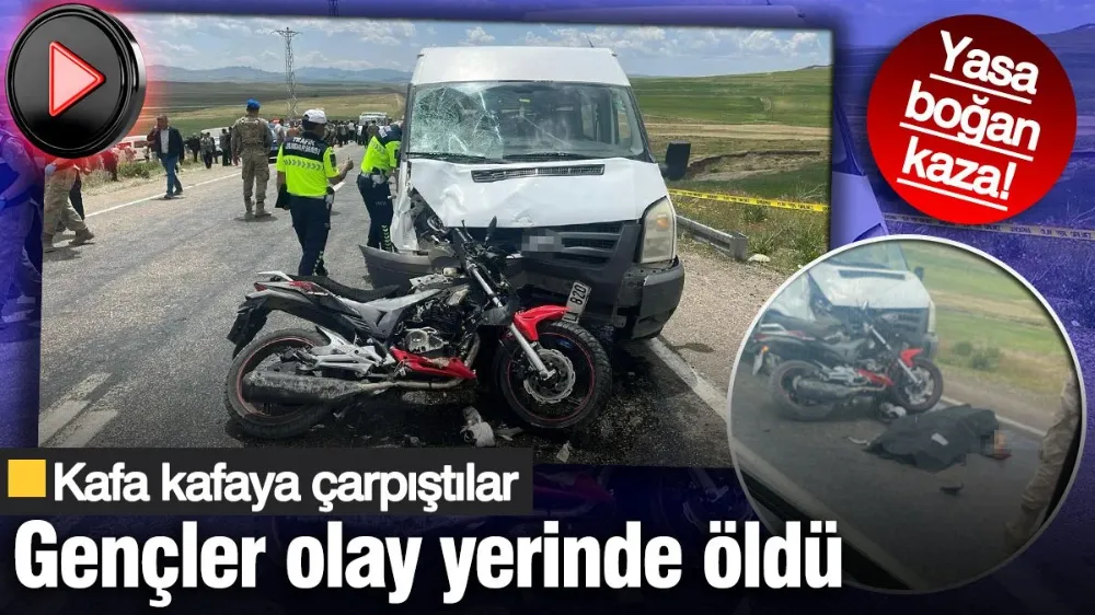 Motosiklet ile minibüs kafa kafaya çapıştı: Gençler olay yerinde öldü