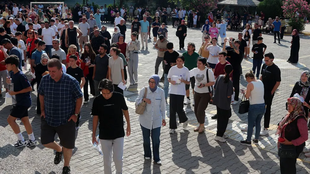 Çocuklar salonda, aileler dışarda terledi! 