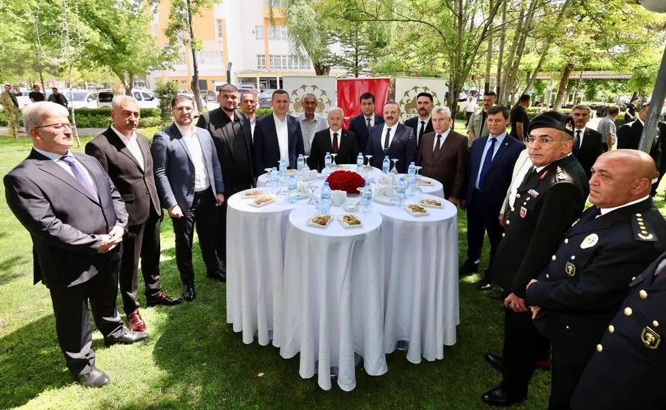 Aksaray’da Bayram Coşkusu: Protokol ve Halk Uluırmak’ta Bayramlaştı