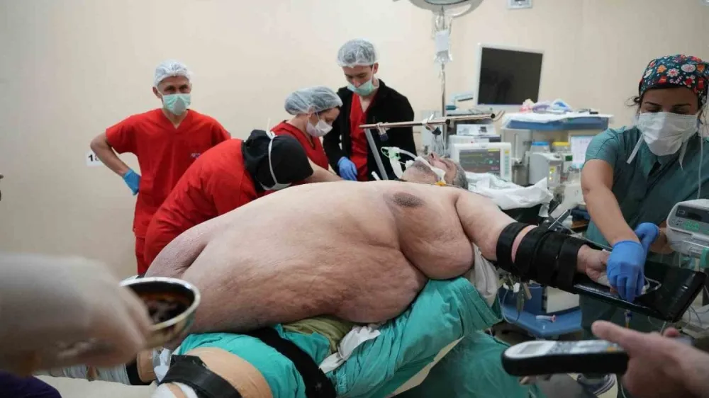 310 kiloluk hasta, sedyede geldiği hastaneden yürüyerek çıktı