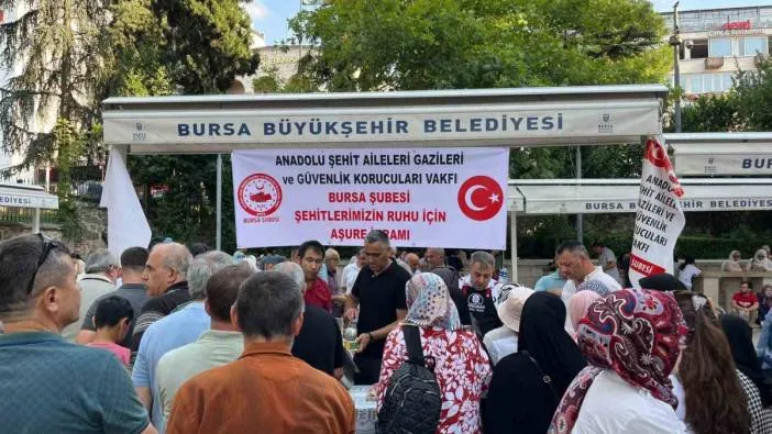 Şehitlerin hayrına aşure dağıtıldı