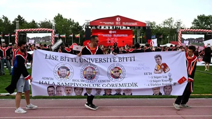 ODTÜ mezuniyet törenine Fenerbahçe pankartı damga vurdu!