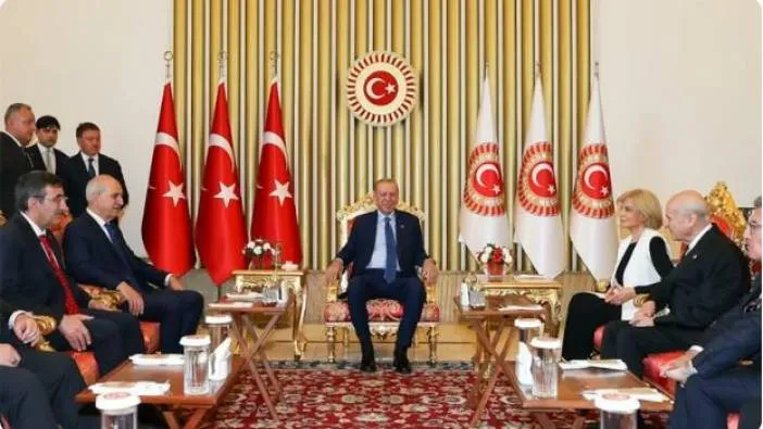 Erdoğan’ın sağına oturdu görenler şaşkına döndü!
