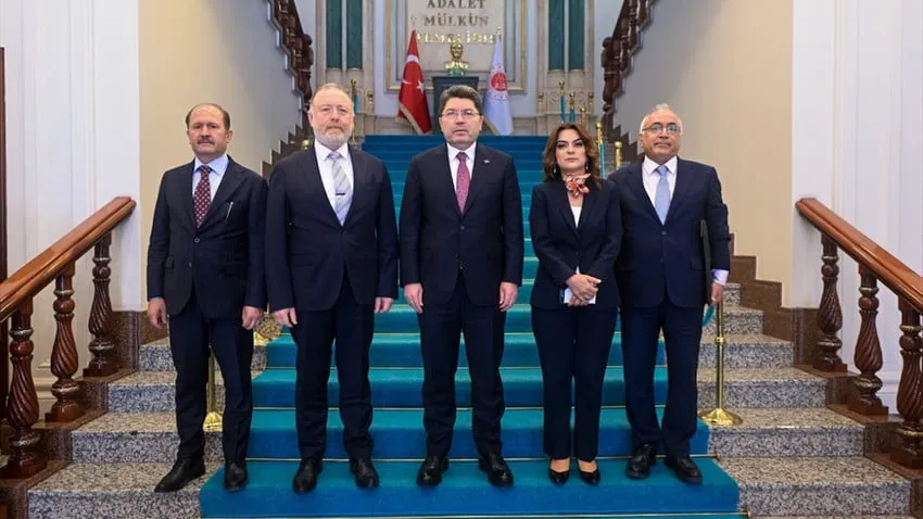 Açılım tiyatrosunda ilk durak: Adalet Bakanlığı