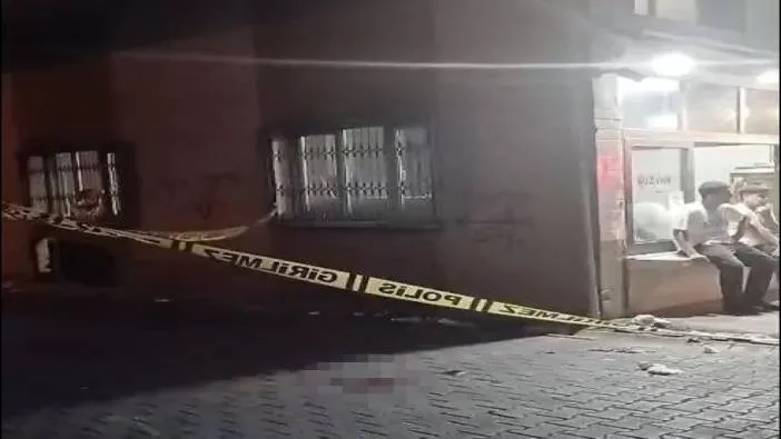 Sokakta darbedilip, göğsünden bıçaklandı