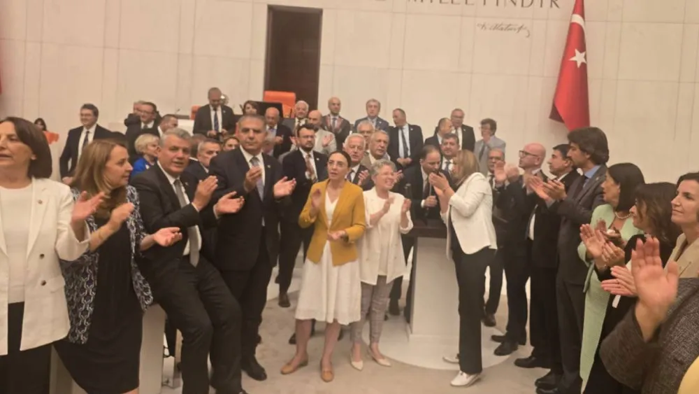 Vekiller kürsüyü işgal etti