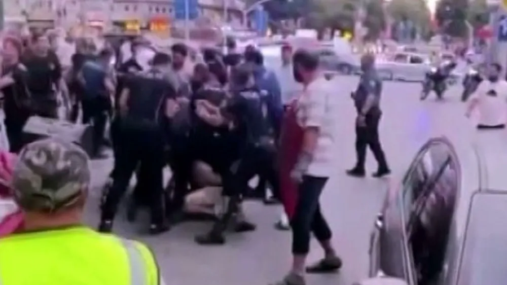 Şehrin göbeği boks ringine döndü: O anlar kamerada