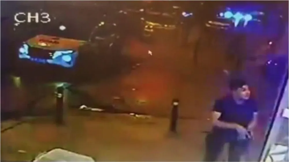Bir elinde pompalı tüfek bir elinde tabanca ile ateş açtı