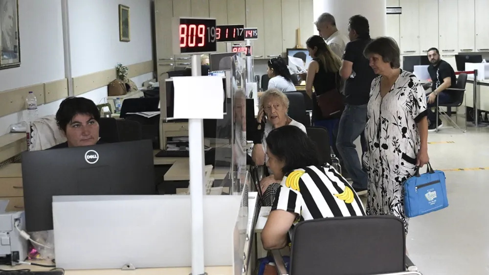 Ehliyet yenilemeyi son güne bıraktılar, kuyrukta esir oldular