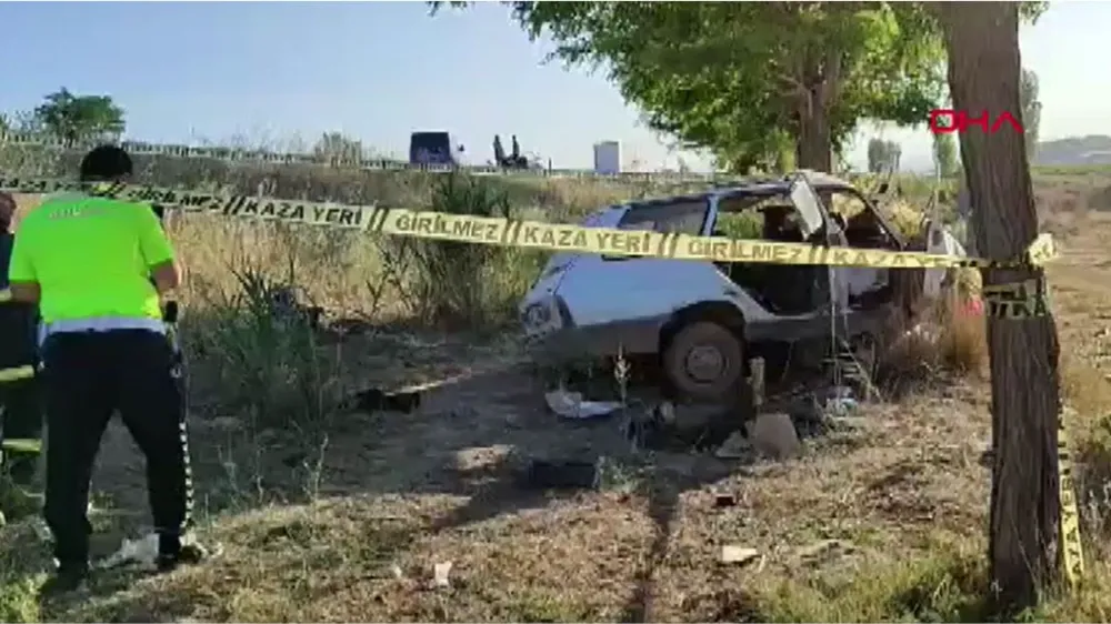 Otomobil, ağaca çarptı: 1 ölü, 2 yaralı