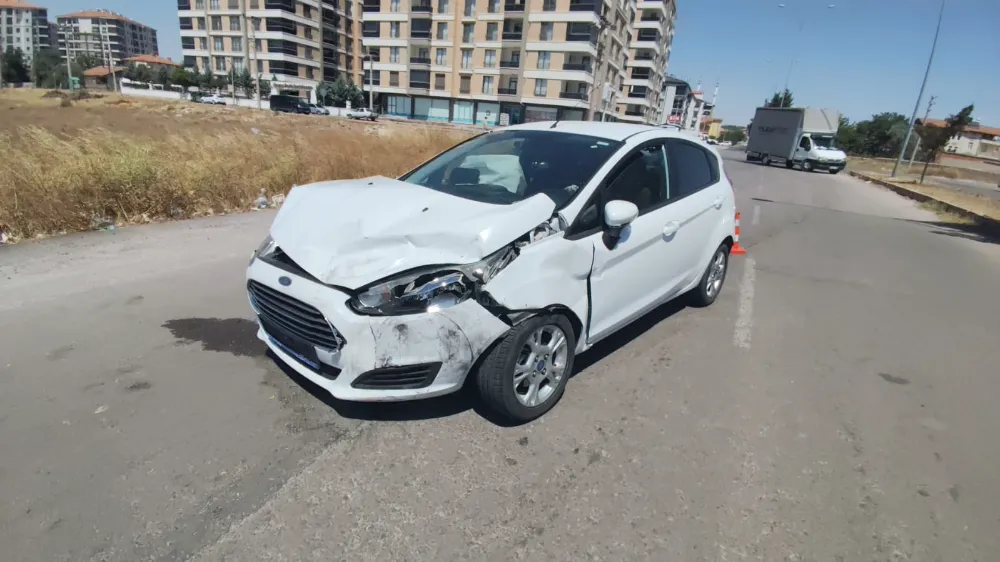 Aksaray’da Kavşakta Feci Çarpışma: 2 Kişi Yaralandı