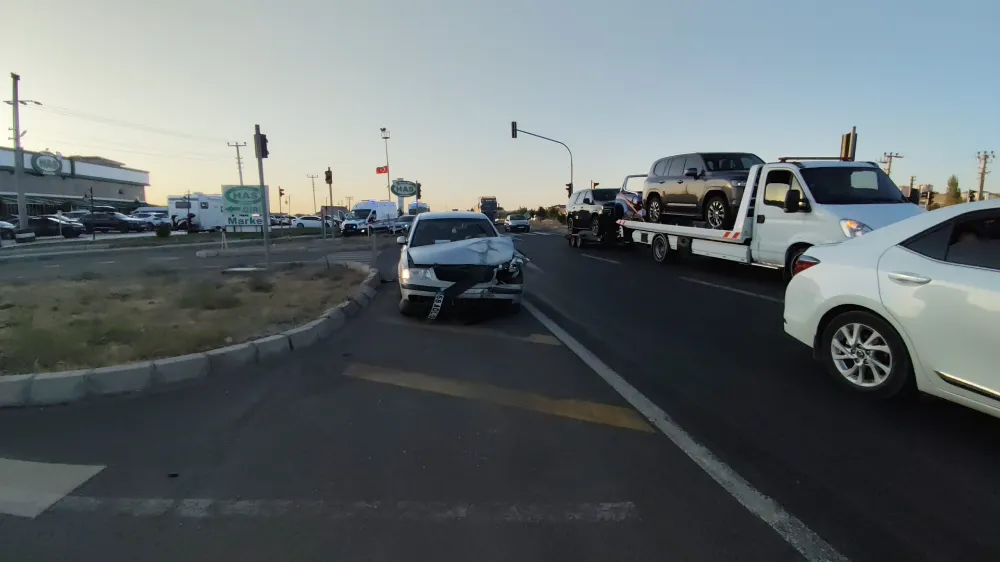 Aksaray’da Zincirleme Kaza: 4 Yaralı Trafik Işıklarında Can Pazarı