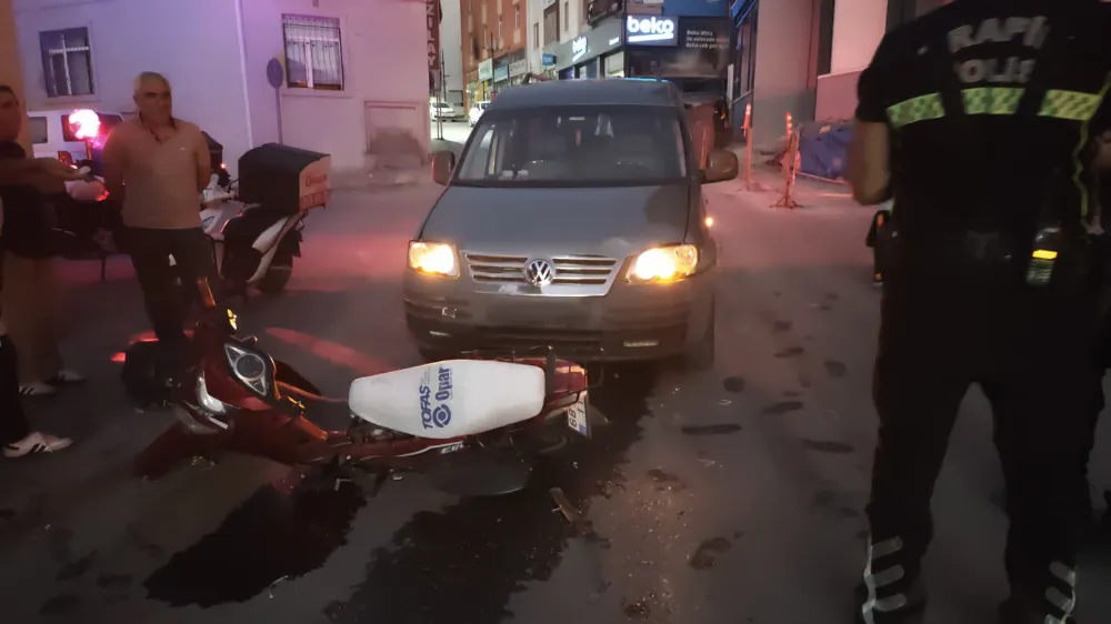 Aksaray’da Motosiklet ile Ticari Araç Çarpıştı: 1 Yaralı Hastaneye Kaldırıldı