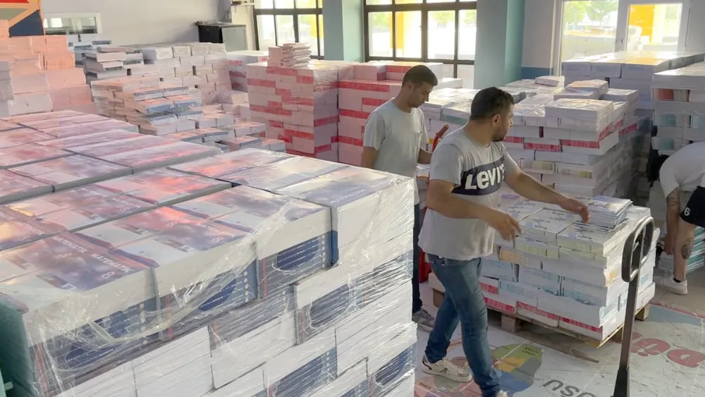 Tırlara yüklendi! 3 milyon öğrenciye 29 milyon ücretsiz kitap