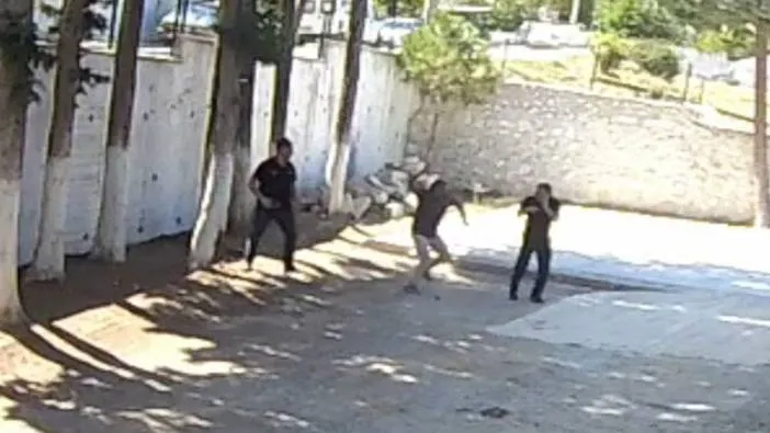 Belediye başkanı, zabıta memurlarını sopayla dövdü! 