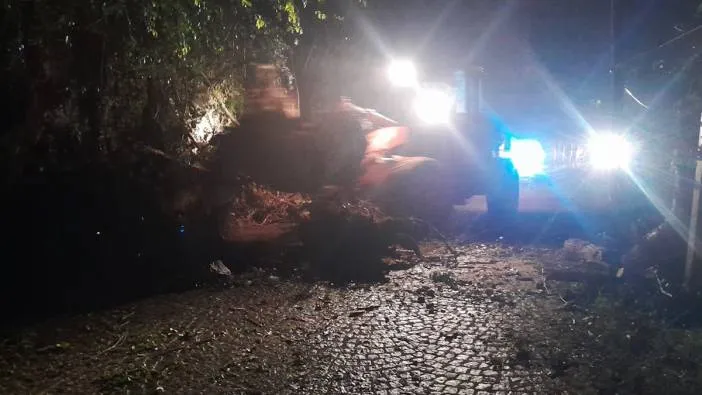 Kıyamet gibi gürültü gecenin karanlığını yardı