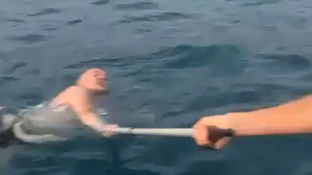 Boğulma tehlikesi geçiren turisti tekneciler kurtardı