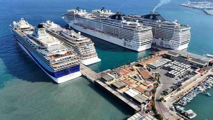 Binlerce turist Türk kıyılarına çıkarma yaptı
