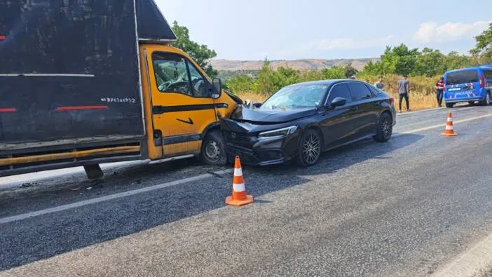 Otomobil ile kamyonet kafa kafaya çarpıştı: 2’si çocuk 6 kişi hastanelik oldu