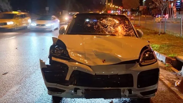 Lüks otomobil motosiklete çarptı: 2 ölü