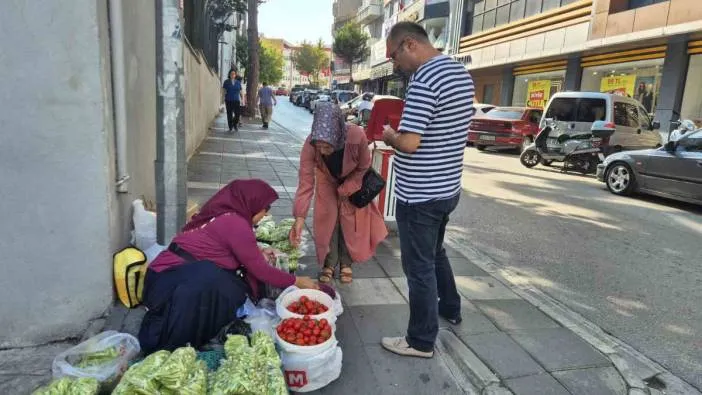 Fedakar kadınlar: Sokakta bamya satarak aile bütçesine destek oluyorlar