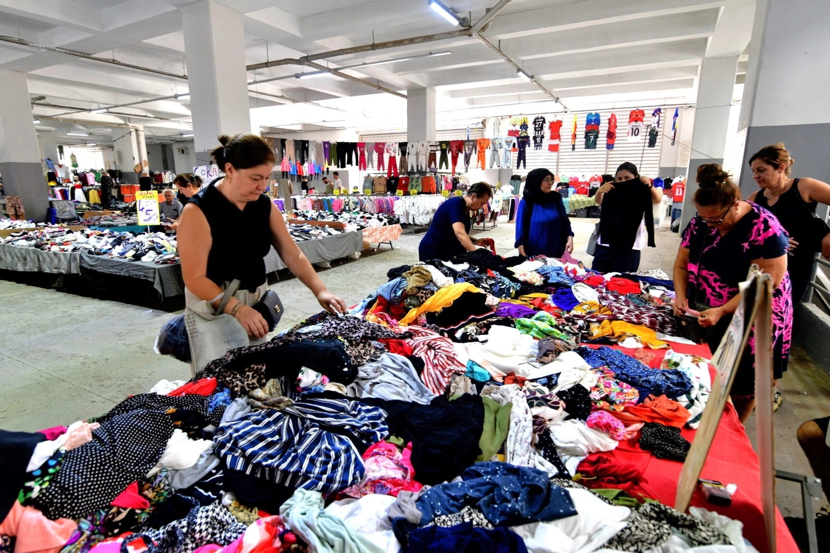 İzmir Bornova’da kıyafet pazarına büyük ilgi